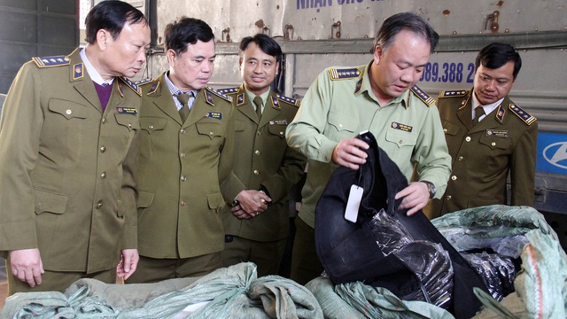 Đánh úp thủ phủ hàng nhái ở Hà Nội, thu giữ cả núi đồ hiệu dởm - 5