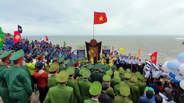 Chào cờ đầu năm mới 2021 tại điểm cực đông trên đất liền - 1