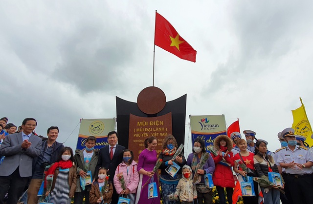 Chào cờ đầu năm mới 2021 tại điểm cực đông trên đất liền - 3