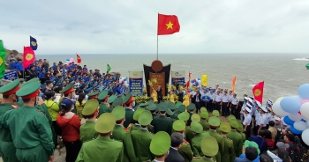 Chào cờ đầu năm mới 2021 tại điểm cực đông trên đất liền