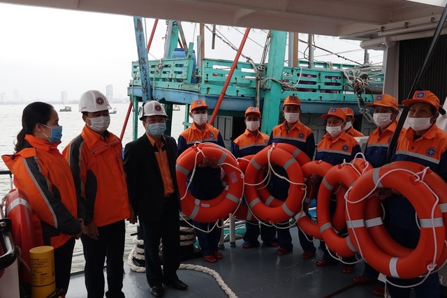 Cứu 7 thuyền viên trên tàu hỏng máy trong thời tiết khắc nghiệt - 3