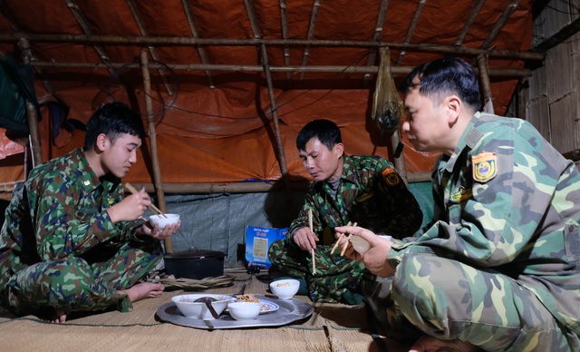 Dầm mình trong giá rét âm độ, lính biên phòng xuân này con không về - 5