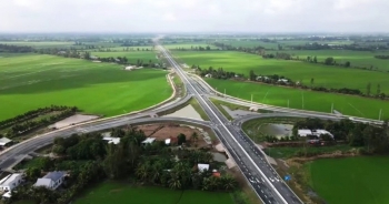 Khánh thành cao tốc Cần Thơ đi Kiên Giang, xe "vi vu" 100 km/h