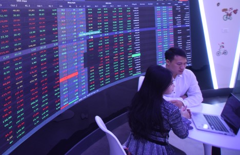 Doanh nghiệp dồn dập lên sàn