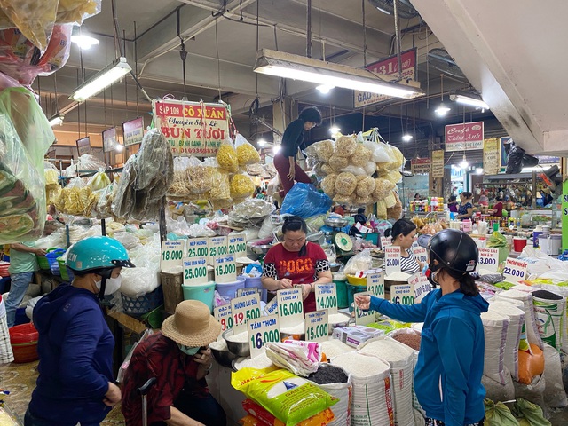 TPHCM giảm 50% giá thuê sạp: Tiểu thương các chợ vẫn mù thông tin - 1