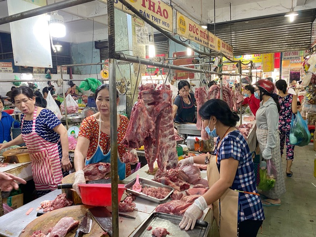 TPHCM giảm 50% giá thuê sạp: Tiểu thương các chợ vẫn mù thông tin - 2