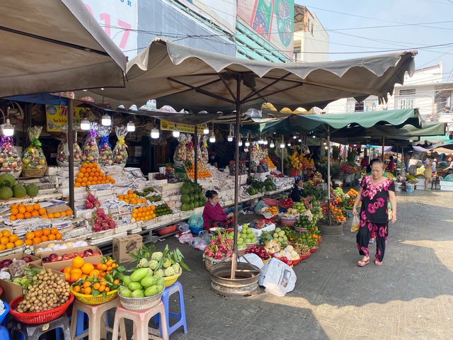 TPHCM giảm 50% giá thuê sạp: Tiểu thương các chợ vẫn mù thông tin - 3