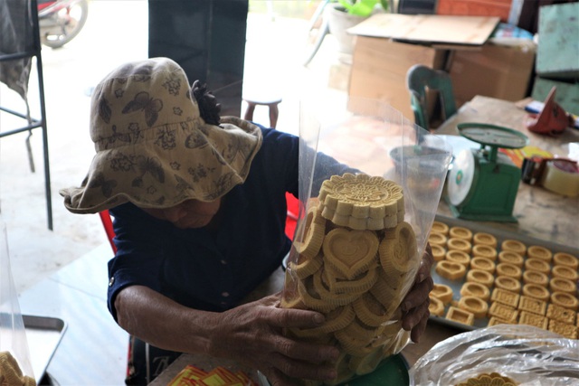 Cả làng đua nhau gõ lốc cốc để làm ra loại bánh khi xuân về - 5