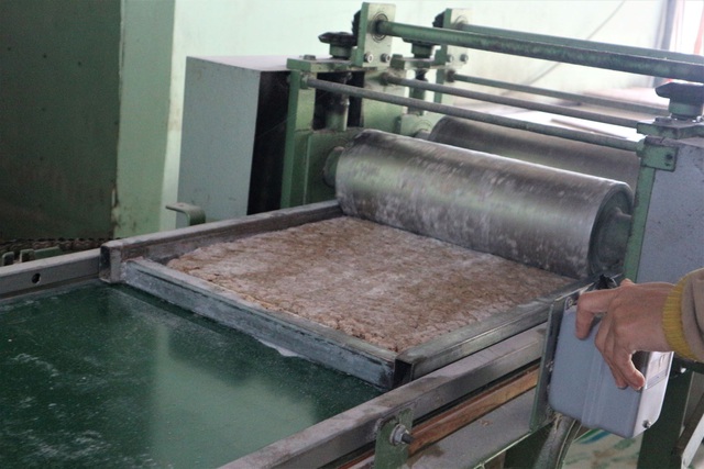 Cả làng đua nhau gõ lốc cốc để làm ra loại bánh khi xuân về - 8