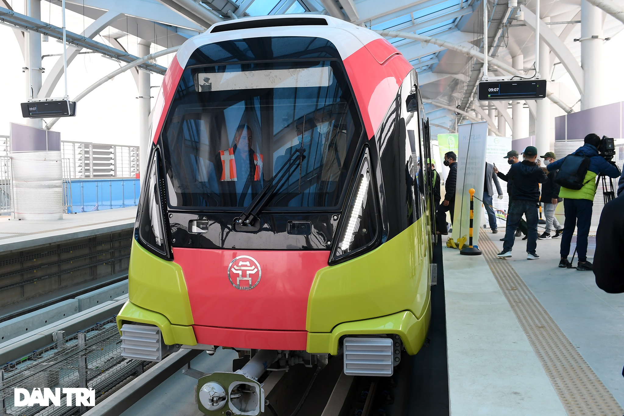 Người dân phấn khởi tham quan đoàn tàu tuyến Metro Nhổn - ga Hà Nội - 8