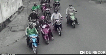 Người phụ nữ bị nhóm trộm bao vây, dàn cảnh móc túi giữa ban ngày