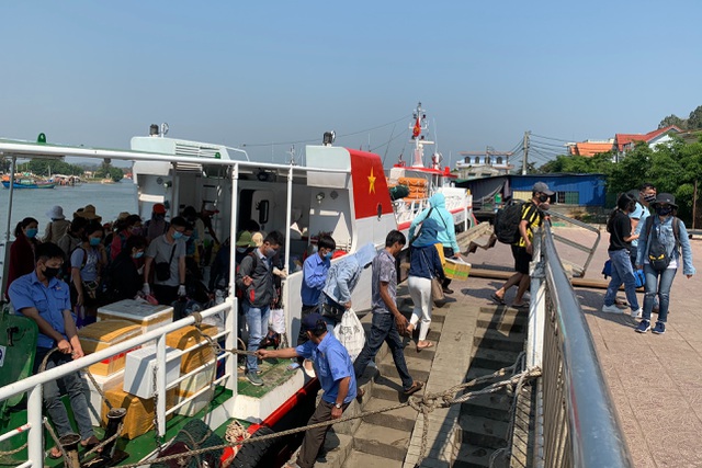 Trên 8.000 người vượt biển về nhà đón Tết - 1