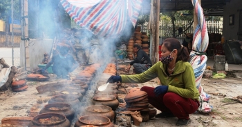 Chạy đua với Tết, người kho cá thuê làng Vũ Đại kiếm tiền triệu mỗi ngày