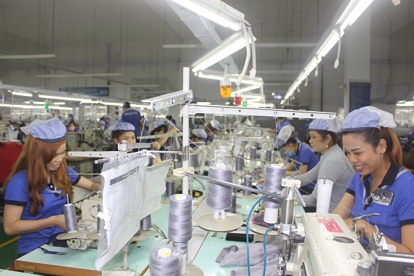 Tăng trưởng tín dụng đang được chờ đợi góp đòn bẩy đưa kinh tế phục hồi. (Ảnh: Doanh nghiệp dệt may tại Bình Dương)
