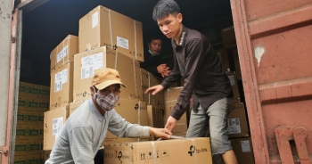 Hà Nội: Cửu vạn "gồng mình" kiếm thu nhập gấp 3 lần trong ngày cận Tết