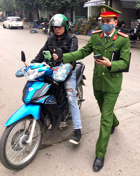 Công an Hà Đông xử phạt 64 triệu với người không đeo khẩu trang nơi công cộng