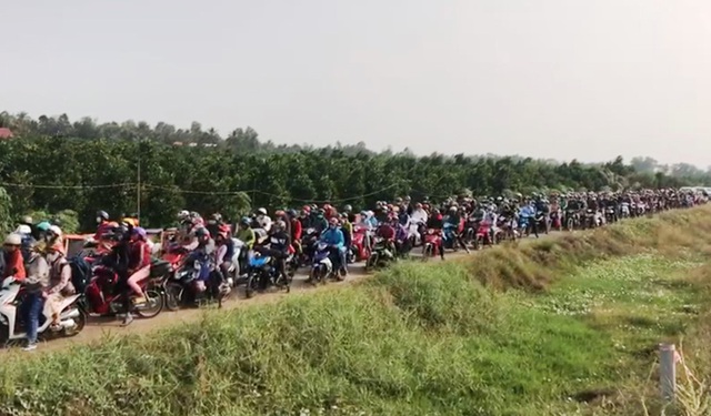 Đường từ TPHCM về miền Tây kẹt cứng, giao thông hỗn loạn - 1