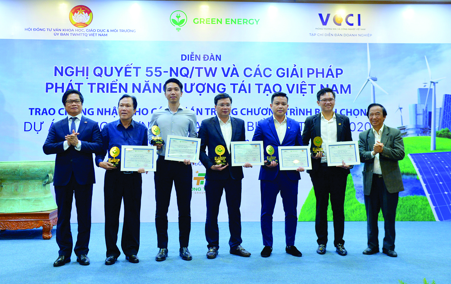 TS Vũ Tiến Lộc - Chủ tịch VCCI; Nhà báo Phạm Ngọc Tuấn - Tổng Biên tập Tạp chí Diễn đàn Doanh nghiệp; GS Nguyễn Lân Dũng - Chủ tịch Hội đồng bình chọn, Chủ nhiệm Hội đồng tư vấn KHGD&amp;MT - Ủy ban TƯ mặt trận tổ quốc Việt Nam trao kỷ niệm chương và giấy chứng nhận cho các Dự án năng lượng tái tạo tiêu biểu Việt Nam năm 2020. Ảnh: Quốc Tuấn