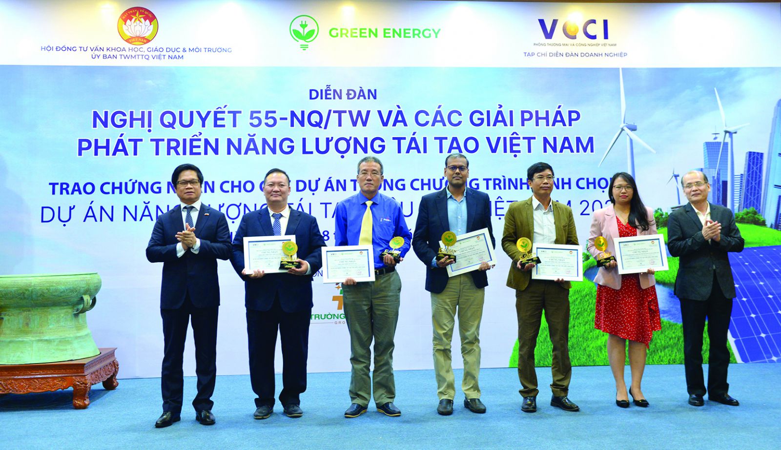 TS Vũ Tiến Lộc - Chủ tịch VCCI; Nhà báo Phạm Ngọc Tuấn - Tổng Biên tập Tạp chí Diễn đàn Doanh nghiệp; GS Nguyễn Lân Dũng - Chủ tịch Hội đồng bình chọn, Chủ nhiệm Hội đồng tư vấn KHGD&amp;MT - Ủy ban TƯ mặt trận tổ quốc Việt Nam trao kỷ niệm chương và giấy chứng nhận cho các Dự án năng lượng tái tạo tiêu biểu Việt Nam năm 2020. Ảnh: Quốc Tuấn