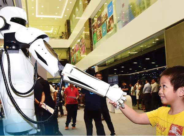 Công nghệ như trí tuệ nhân tạo (AI), robot… được dự báo sẽ tiếp tục phát triển mạnh trong năm 2021. (Ảnh: Robot điều khiển bằng công nghệ 5G của Viettel)