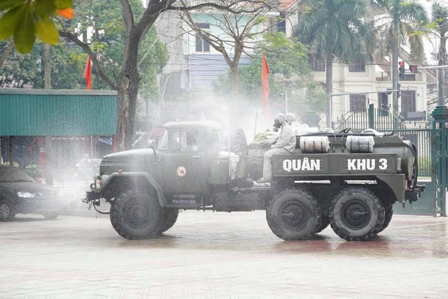 Quân khu 3 hỗ trợ phun khử khuẩn phòng Covid-19 cho TP Hải Dương - 2