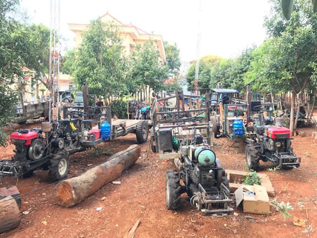 Cận cảnh đoàn xe công nông ùn ùn đi phá rừng - 1