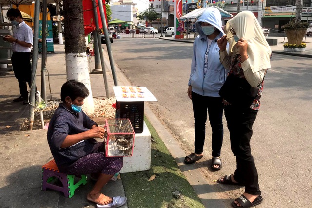 Lễ hội lớn nhất Đông Nam Bộ đóng cửa, người dân đứng ngoài chùa cầu an - 6