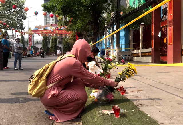 Lễ hội lớn nhất Đông Nam Bộ đóng cửa, người dân đứng ngoài chùa cầu an - 5