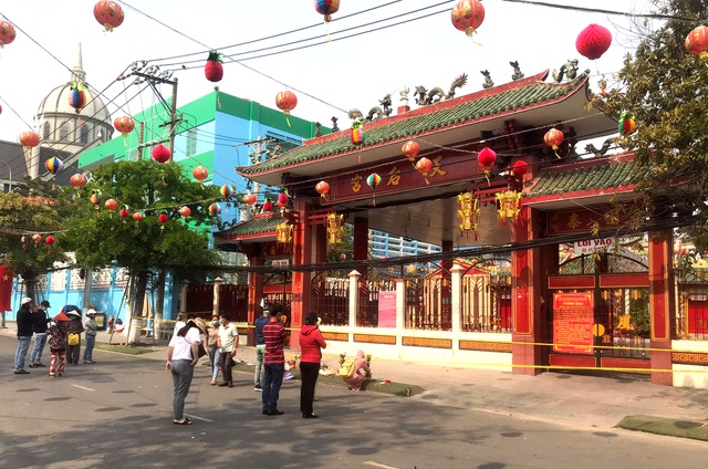 Lễ hội lớn nhất Đông Nam Bộ đóng cửa, người dân đứng ngoài chùa cầu an - 3