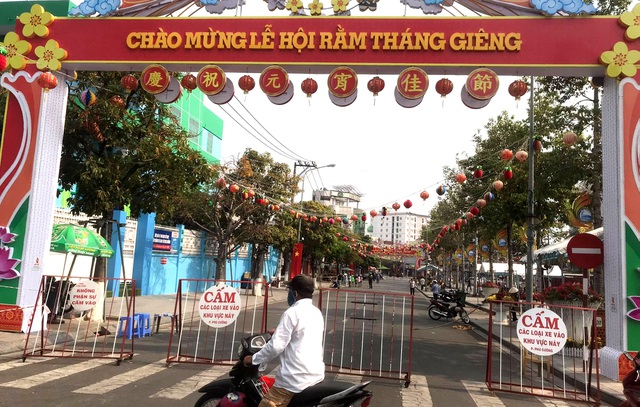 Lễ hội lớn nhất Đông Nam Bộ đóng cửa, người dân đứng ngoài chùa cầu an - 2