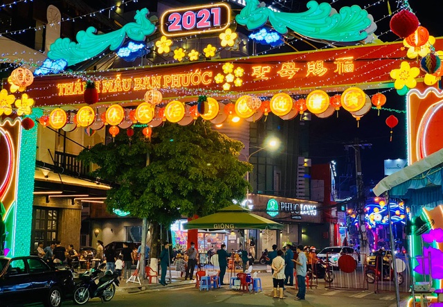 Lễ hội lớn nhất Đông Nam Bộ đóng cửa, người dân đứng ngoài chùa cầu an - 7