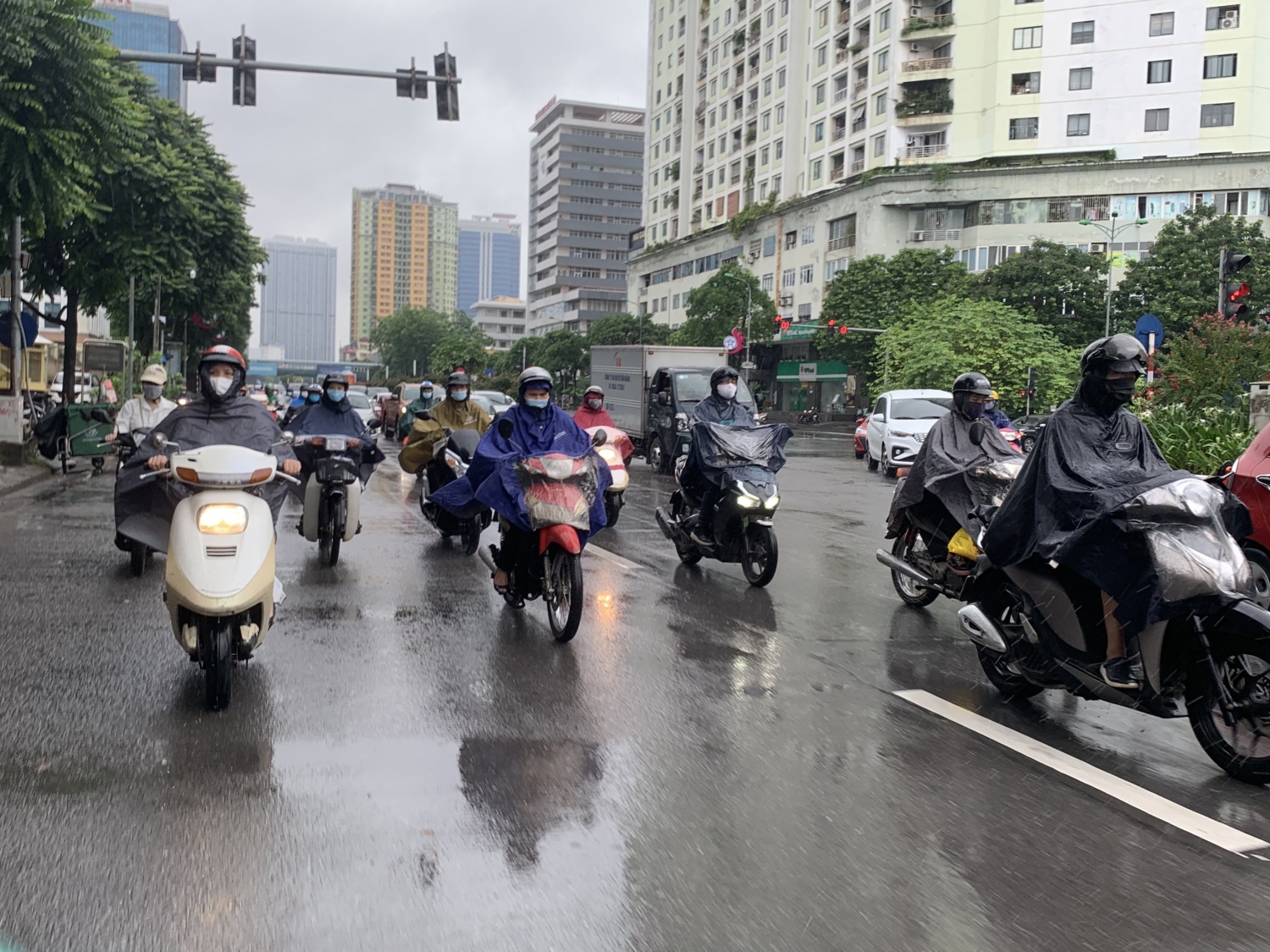 Bắc Bộ, Tây Nguyên và Nam Bộ mưa lớn vào chiều tối và đêm, Trung Bộ nắng nóng