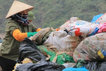 Chuyện những người quanh năm "kiếm cơm" ở… bãi rác