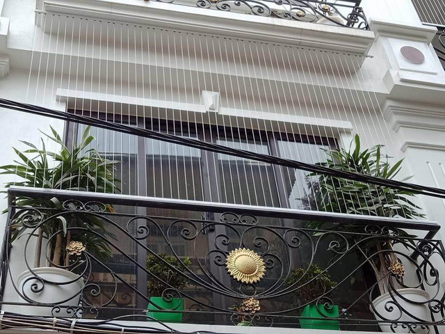Sau vụ bé gái rơi ở chung cư: Lắp lưới ban công đến đêm vẫn chưa hết khách - 4