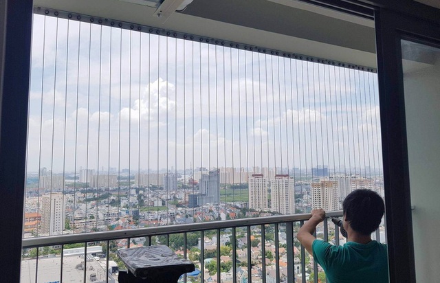 Sau vụ bé gái rơi ở chung cư: Lắp lưới ban công đến đêm vẫn chưa hết khách - 2