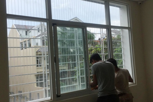 Sau vụ bé gái rơi ở chung cư: Lắp lưới ban công đến đêm vẫn chưa hết khách - 3