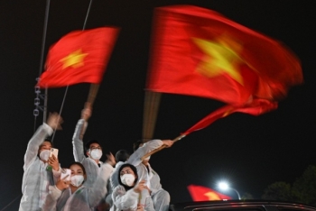 Pháo hoa rực rỡ, người dân vỡ òa cảm xúc khi TP Chí Linh được gỡ phong tỏa