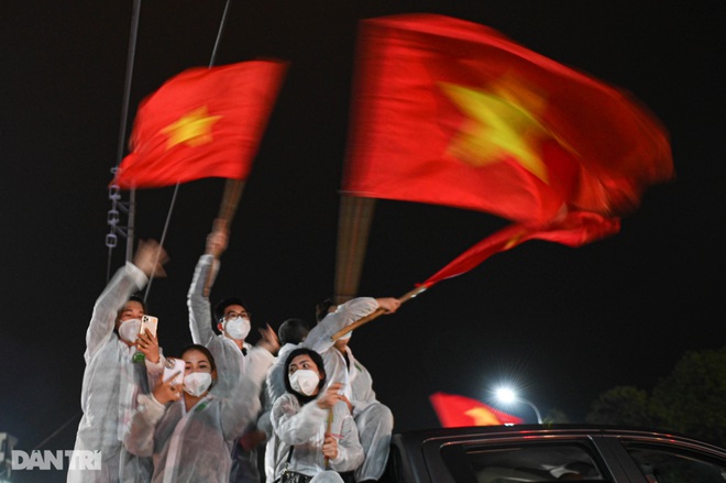 Pháo hoa rực rỡ, người dân vỡ òa cảm xúc khi TP Chí Linh được gỡ phong tỏa - 15