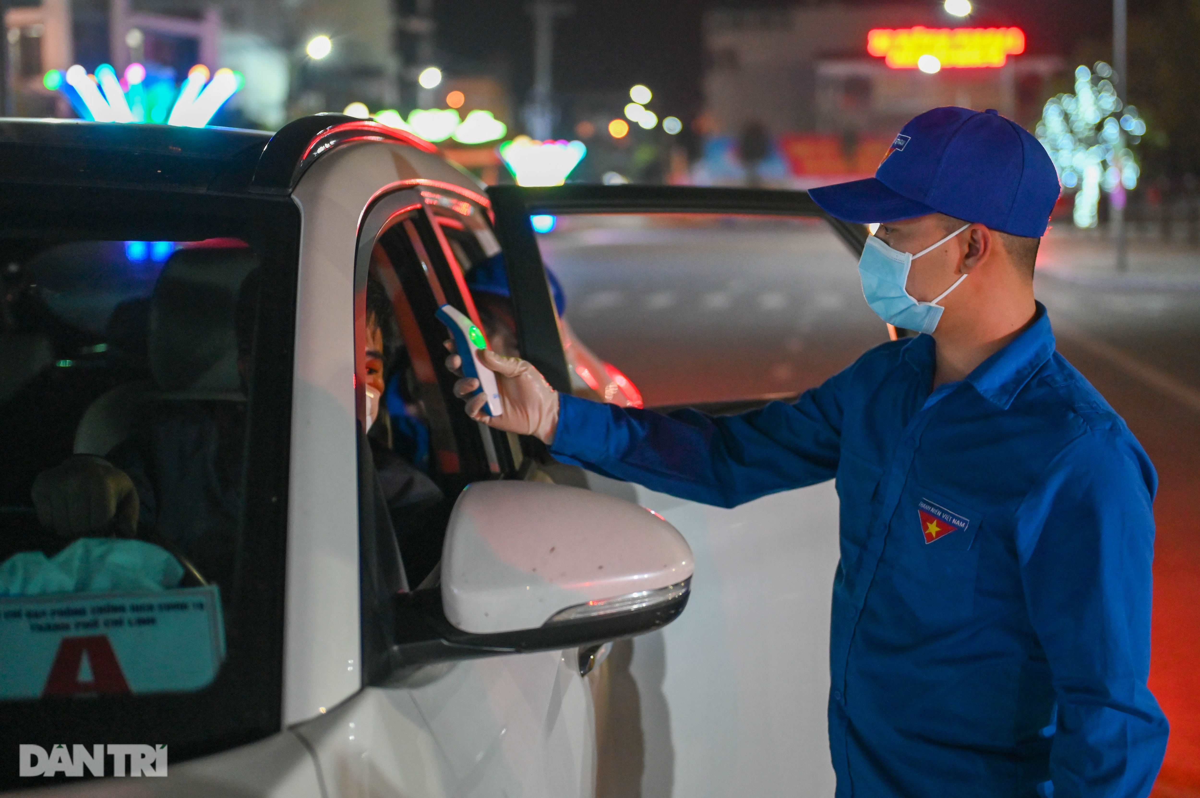 Pháo hoa rực rỡ, người dân vỡ òa cảm xúc khi TP Chí Linh được gỡ phong tỏa - 2