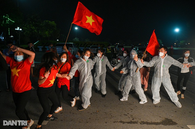 Pháo hoa rực rỡ, người dân vỡ òa cảm xúc khi TP Chí Linh được gỡ phong tỏa - 13