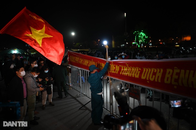 Pháo hoa rực rỡ, người dân vỡ òa cảm xúc khi TP Chí Linh được gỡ phong tỏa - 10
