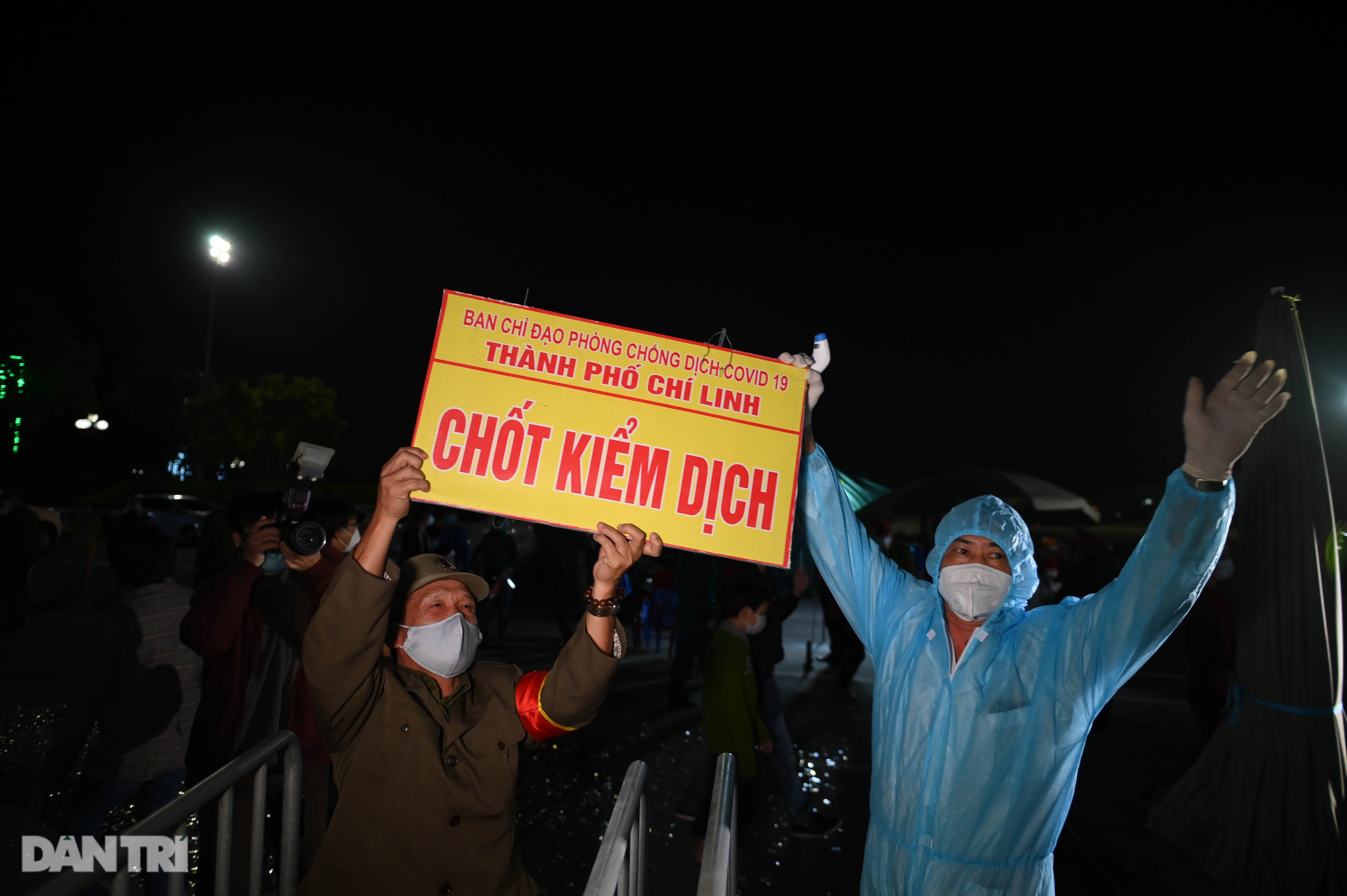 Pháo hoa rực rỡ, người dân vỡ òa cảm xúc khi TP Chí Linh được gỡ phong tỏa - 9