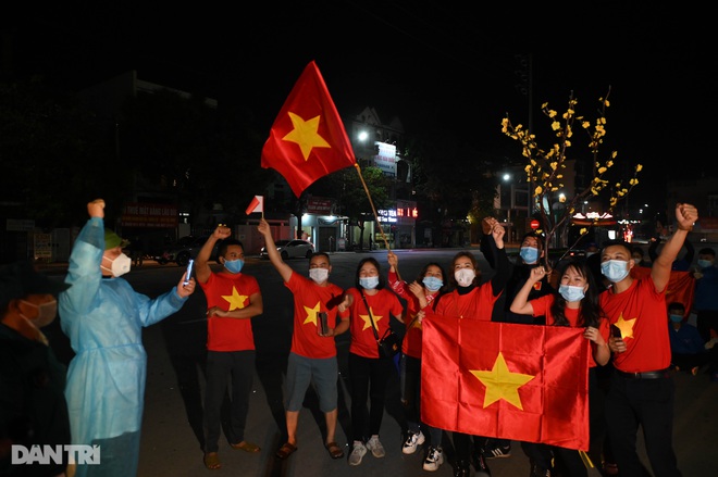 Pháo hoa rực rỡ, người dân vỡ òa cảm xúc khi TP Chí Linh được gỡ phong tỏa - 12