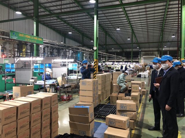 Công nhân ở Hải Dương tụ tập hát hò, ăn nhậu sau giờ làm sẽ bị phạt - 1 Công nhân ở Hải Dương tụ tập hát hò, ăn nhậu sau giờ làm sẽ bị phạt - 1