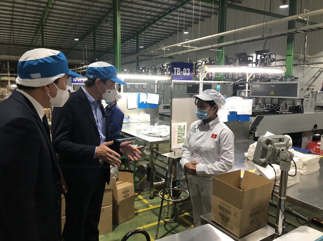 Công nhân ở Hải Dương tụ tập hát hò, ăn nhậu sau giờ làm sẽ bị phạt - 2 Công nhân ở Hải Dương tụ tập hát hò, ăn nhậu sau giờ làm sẽ bị phạt - 2