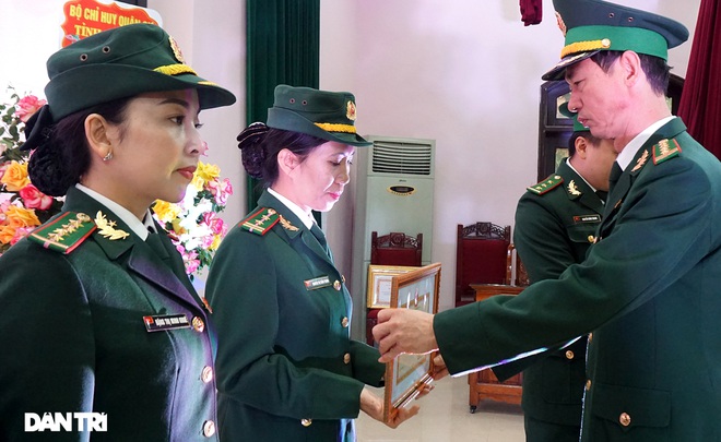 Người mẹ biên phòng của những đứa trẻ tộc người ngủ ngồi Đan Lai - 4