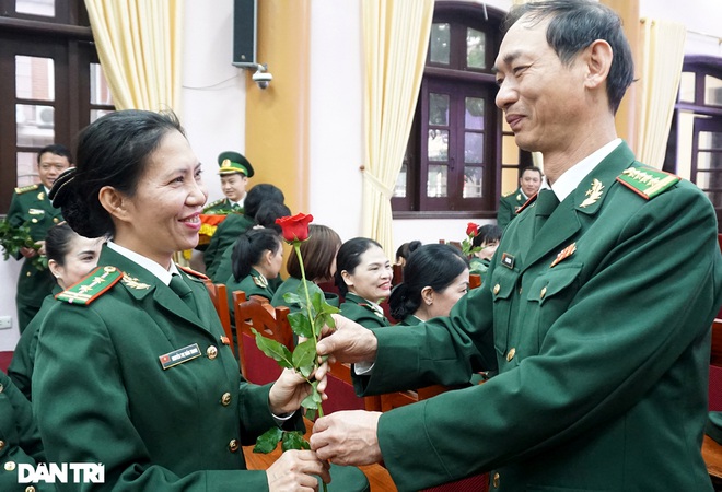 Người mẹ biên phòng của những đứa trẻ tộc người ngủ ngồi Đan Lai - 5
