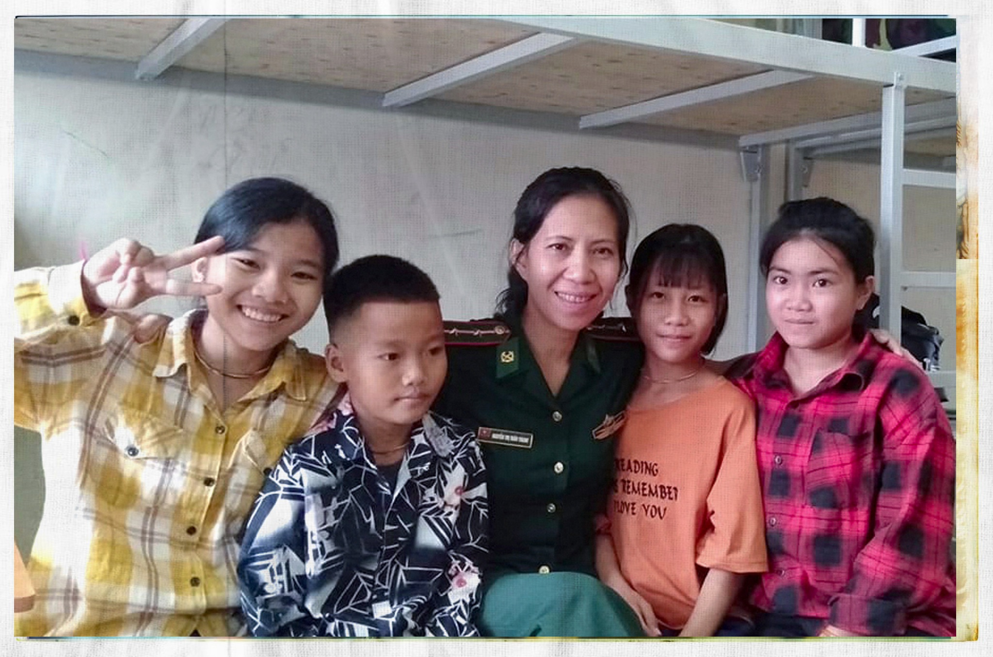 Người mẹ biên phòng của những đứa trẻ tộc người ngủ ngồi Đan Lai - 10
