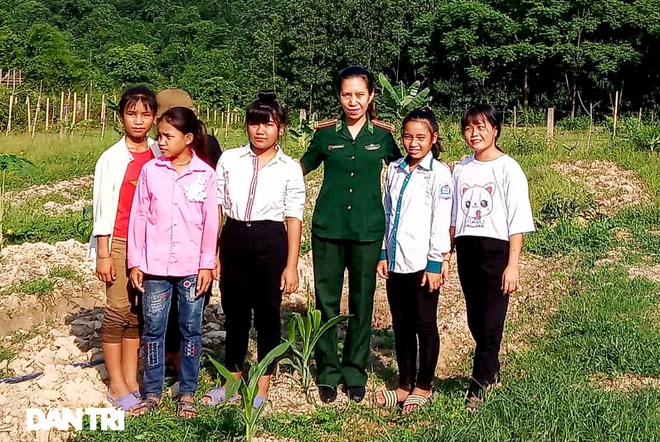 Người mẹ biên phòng của những đứa trẻ tộc người ngủ ngồi Đan Lai - 12