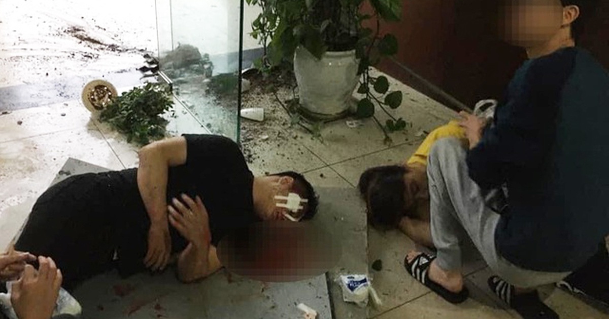 Đang ngồi làm việc, giám đốc và nhân viên rơi từ tầng 2 xuống sảnh chung cư